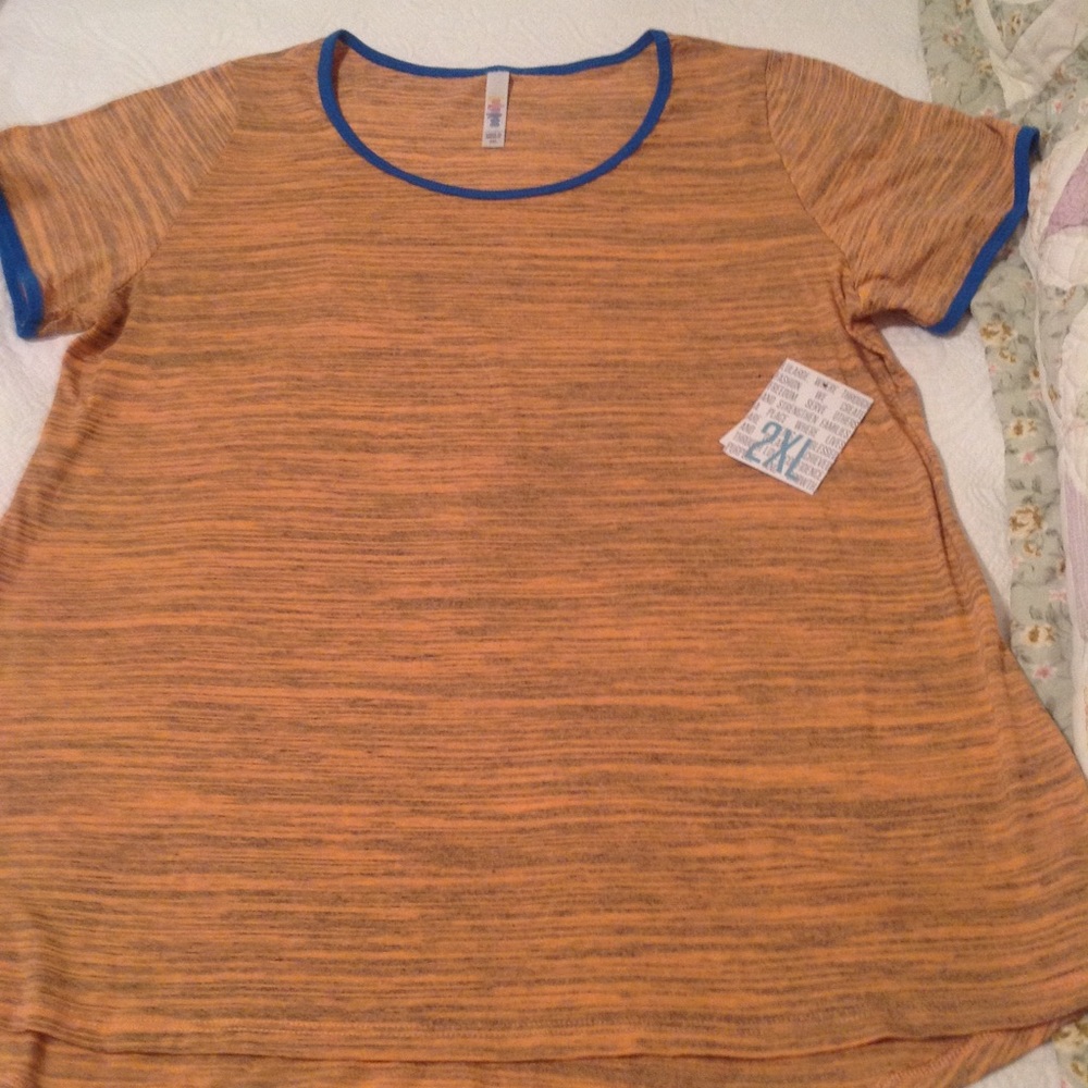 🌷🎀 LuLaRoe - Classic T - 2X - #267